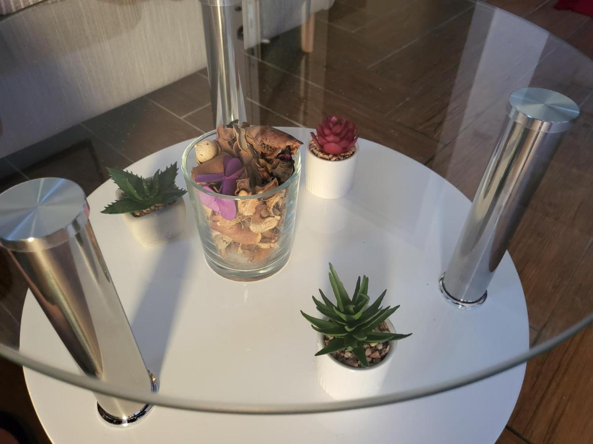 Apartment With Free Parking And Large Balcony *