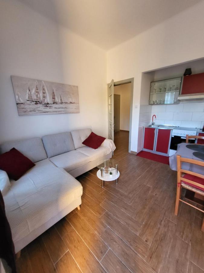With Free Parking And Large Balcony Apartment