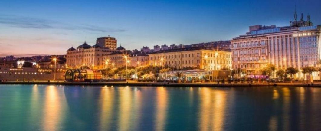 With Free Parking And Large Balcony Apartment