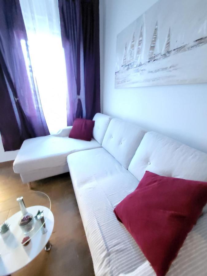 Apartment With Free Parking And Large Balcony *