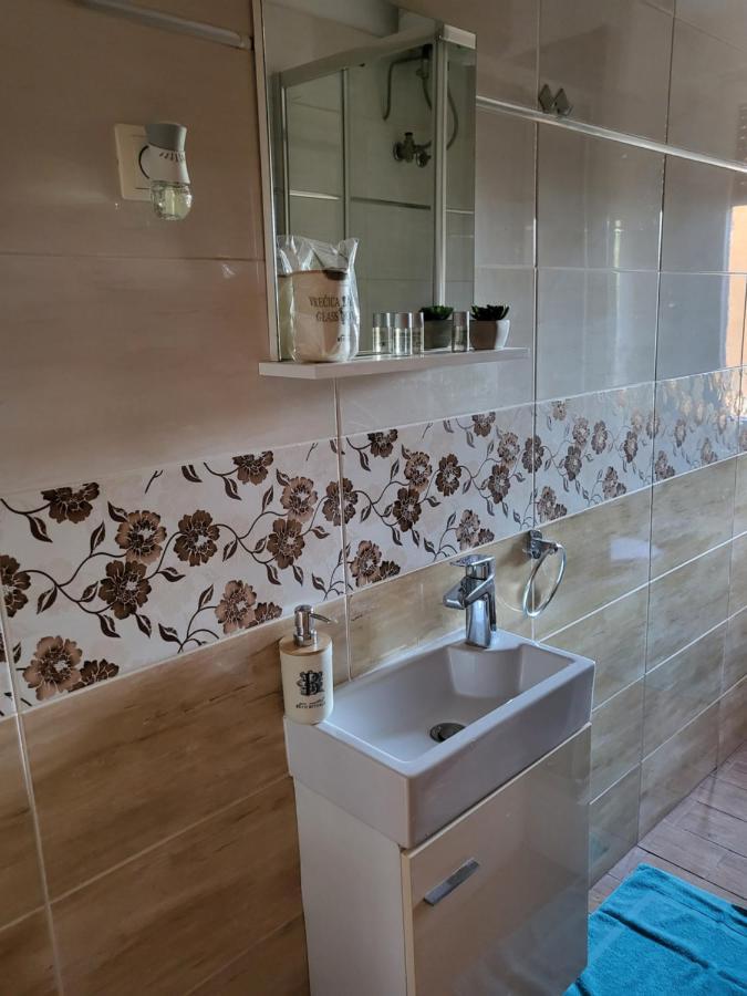With Free Parking And Large Balcony Apartment *