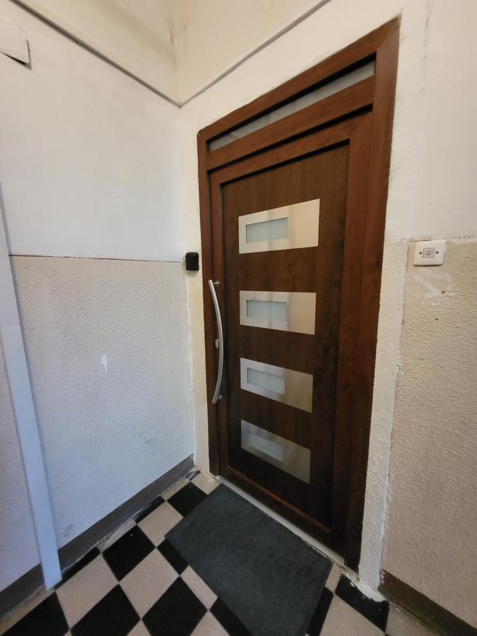 With Free Parking And Large Balcony Apartment *